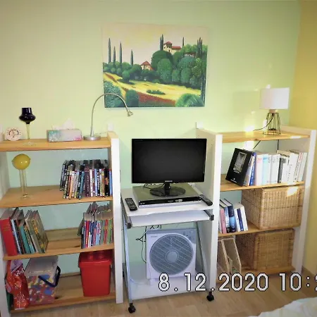 2 Ferienwohnung Mit 7 Schlafmoglichkeiten * Дессау